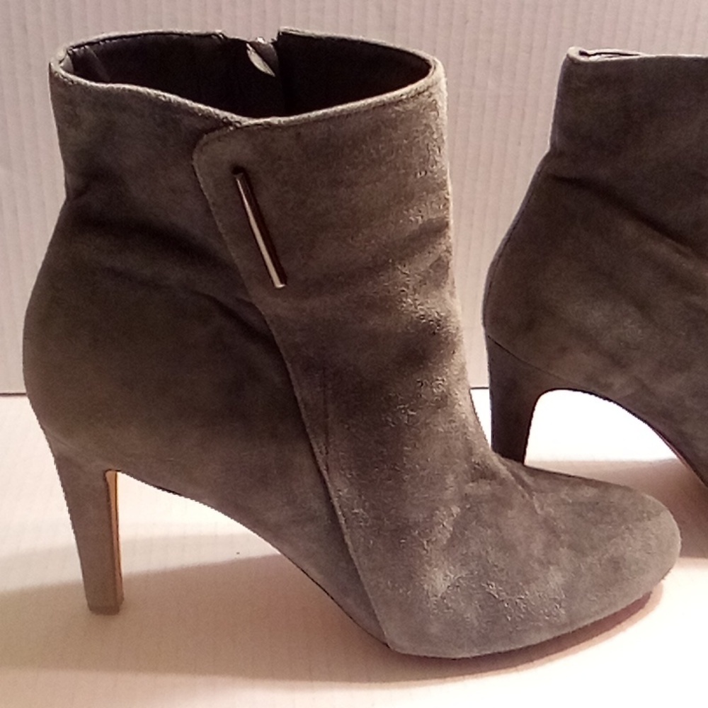 VINCE CAMUTO Women's Suede Ankle Boots - Gray THE BOOT ARE PEELED SOME INSIDE - Picture 4 of 9